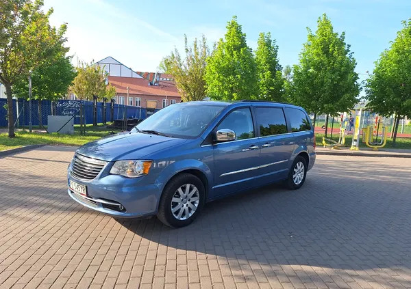 samochody osobowe Chrysler Town &amp; Country cena 50000 przebieg: 300000, rok produkcji 2012 z Luboń